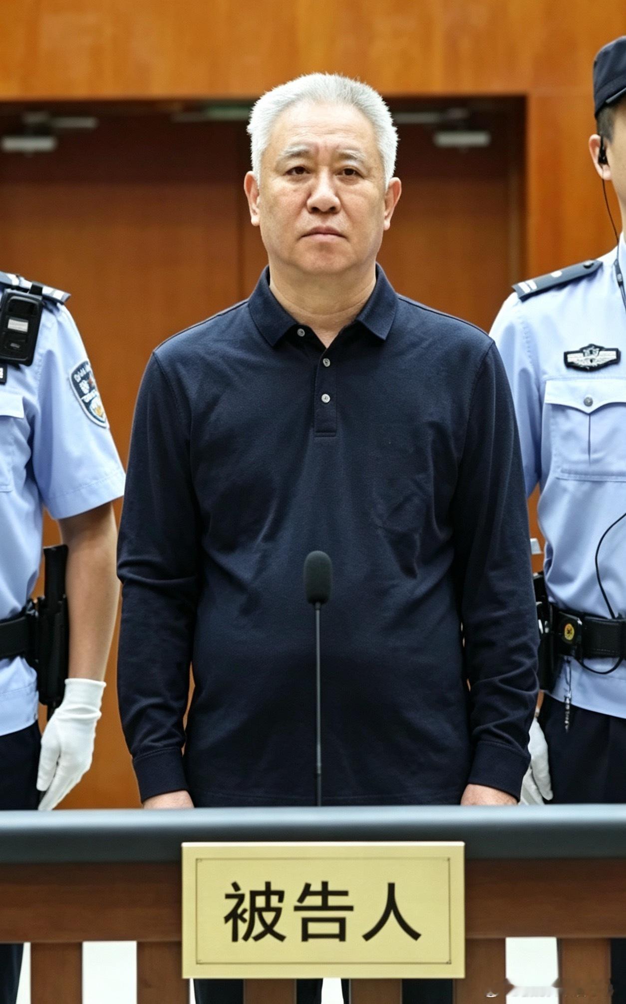 许家印一审被判无期许家印现在都这样了？满头白发脸上浮肿，当年多嚣张，现在就多颓废