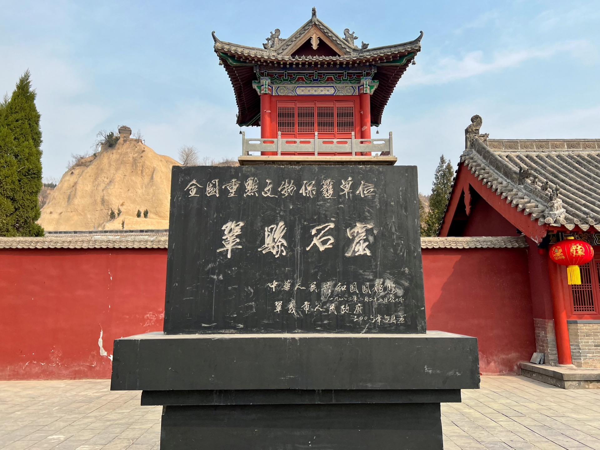河南巩义石窟寺。巩义石窟寺（巩县石窟）位于河南省郑州市巩义市河洛镇寺湾村，坐落在黄河南岸、伊洛河北岸、邙岭之下的大力山。石窟寺创建于北魏孝文帝时期，是北魏皇家开凿的大型石窟之一。东魏、西魏、北齐、隋、唐、宋历代相继在此凿龛造像，初名希玄寺，唐代改为净土寺，宋时称大力山十方净土禅寺，清代至今称石窟寺。石窟寺是北魏皇帝、皇后举办礼佛活动的场所，后来，唐太宗李世民及北宋皇室曾在此举行佛事活动，留下了大量珍贵的造像、碑刻等。 
历经1500多年的风雨，现存洞窟5个，千佛龛1个，摩崖大佛3尊，佛像7743尊，造像题记