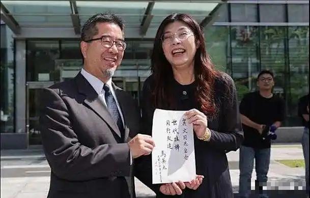 民进党傻眼了？中共贺电直指“国家统一”，郑丽文复电没敢接“统一”二字，但她接了更