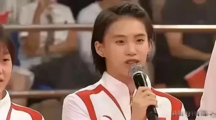 陈芋汐好有明星气质，站在运动员群里闪闪发光，虽然不在C位，但却是最亮眼的一个。她