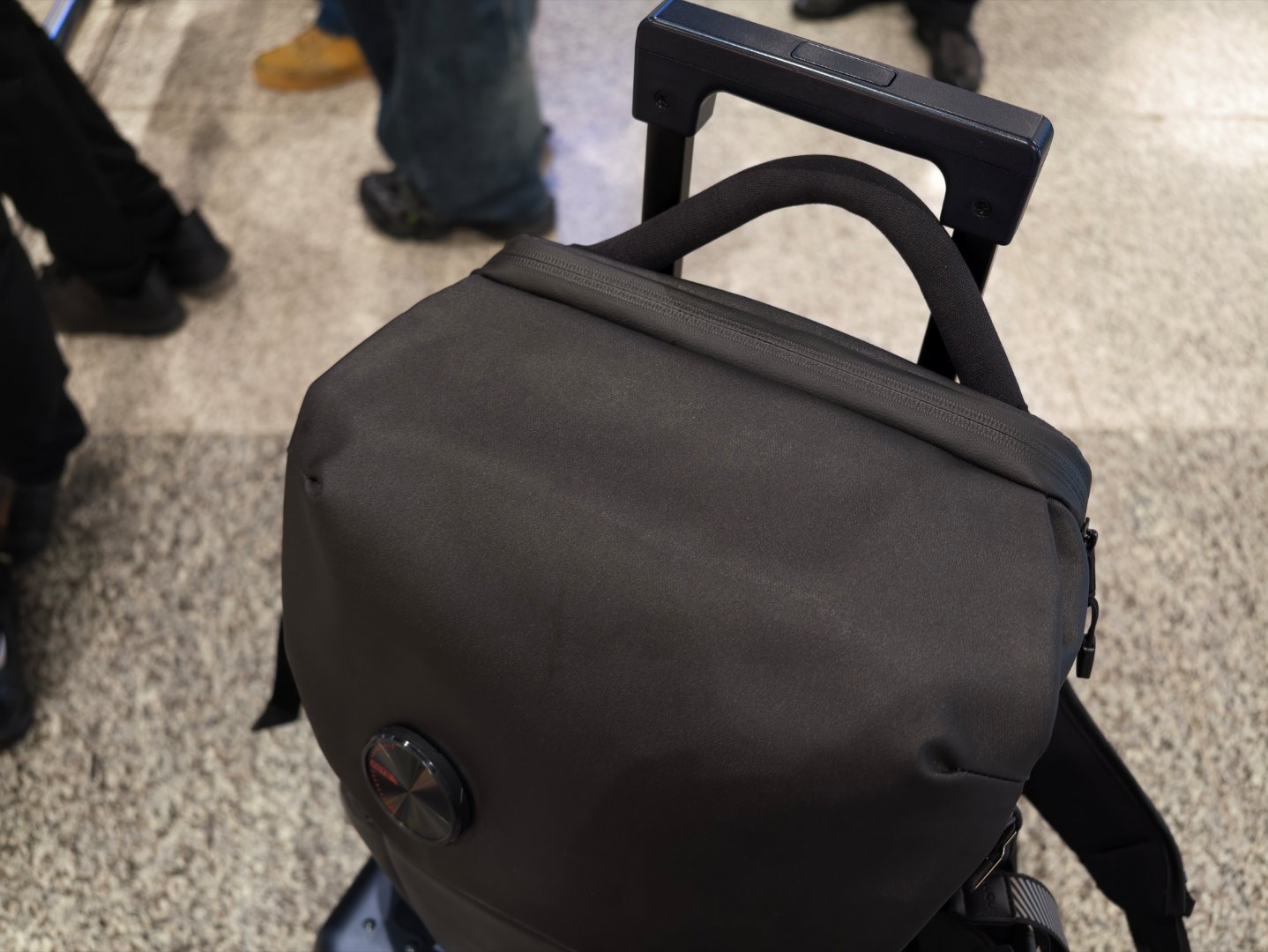 急需，一个带 Magsafe 的背包顶。临时放个手机、磁吸卡包，多香啊！