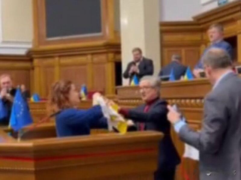 乌克兰议会会场爆发冲突

12月16日，乌克兰最高拉达（议会）陷入混乱，议员玛丽