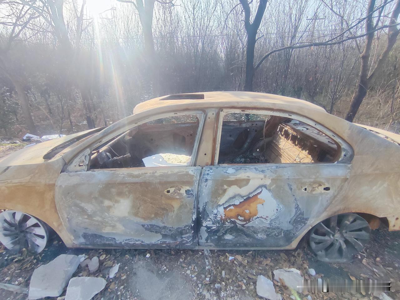 车自燃后那“骷髅头”般的铁骨架模样，看着真叫人触目惊心。之前看到过一辆车自燃后的