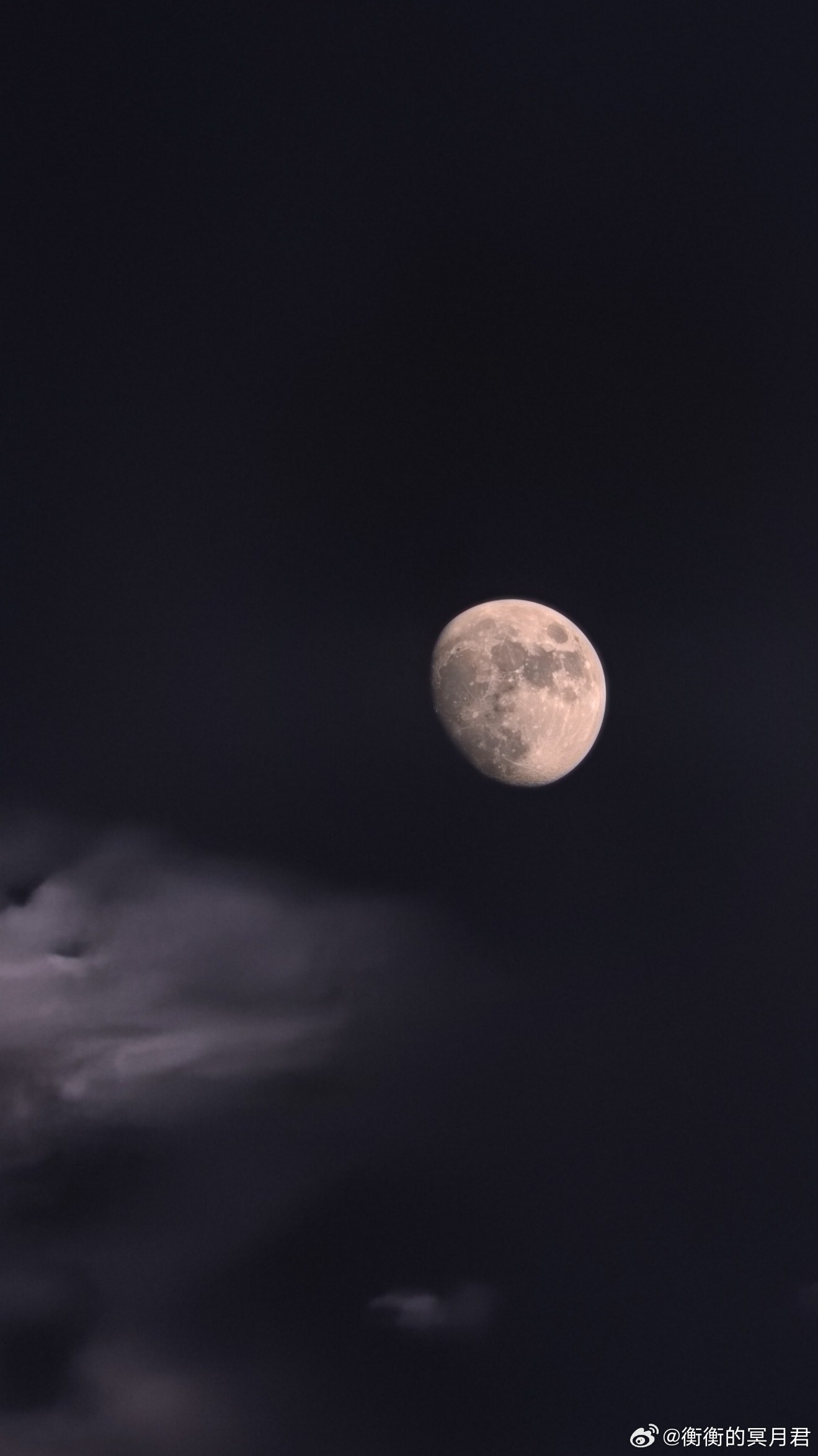 不必等圆满，这半缺的月，更显夜色的温柔。 
