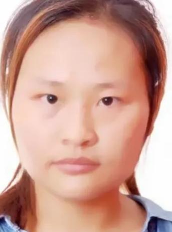 她出生起就被父母抛弃，把她送给村里的一对光棍兄弟，谁料，俩兄弟如获至宝，而让兄弟