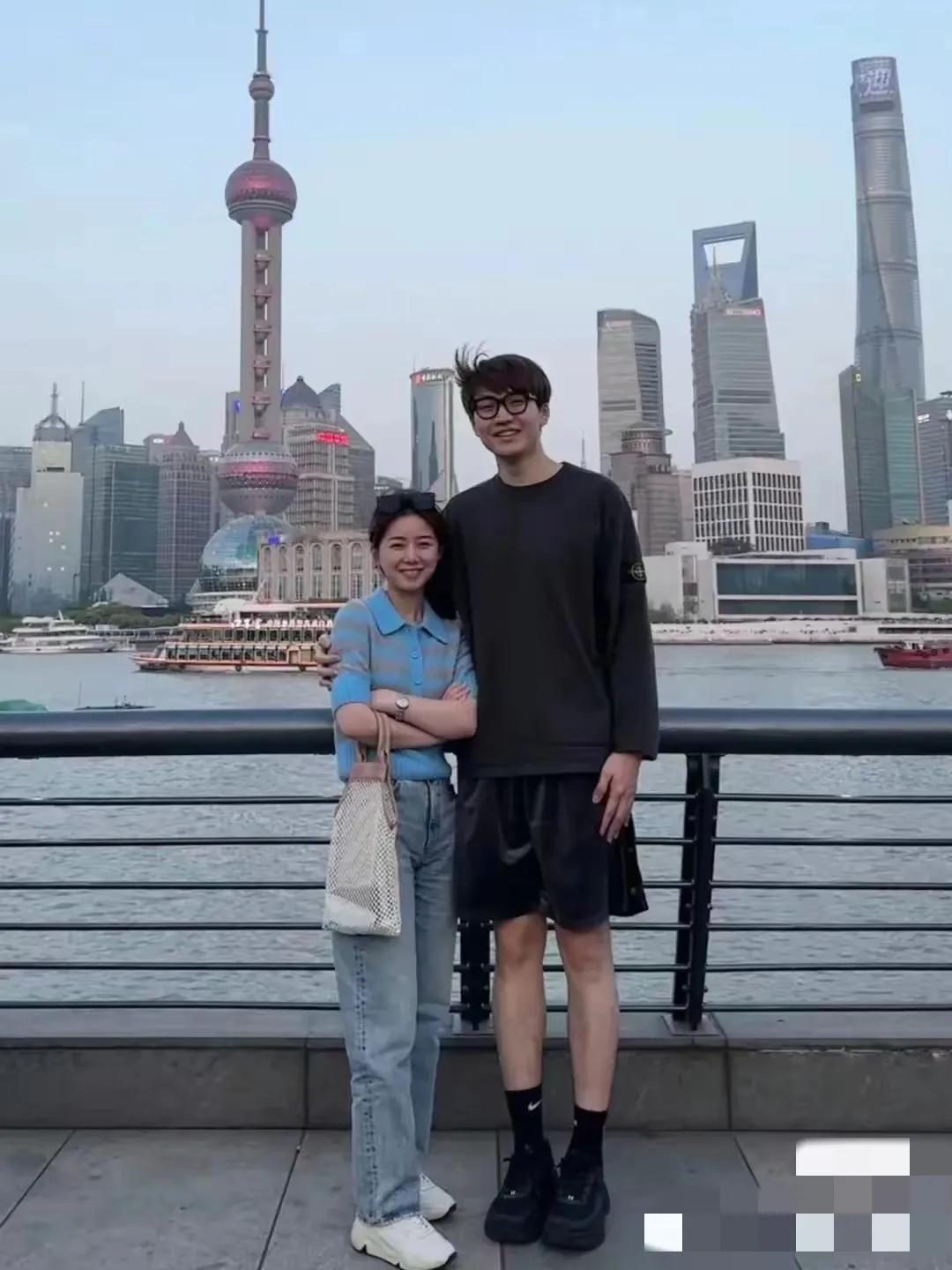 发现了一个婚恋问题，
现在的高个子男生喜欢矮个子女孩
矮个子的女孩也特别喜欢高个