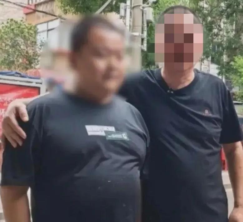 湖南湘潭发生的感人一幕：52岁的父亲因病去世，临终前将16岁的智力障碍儿子托付给