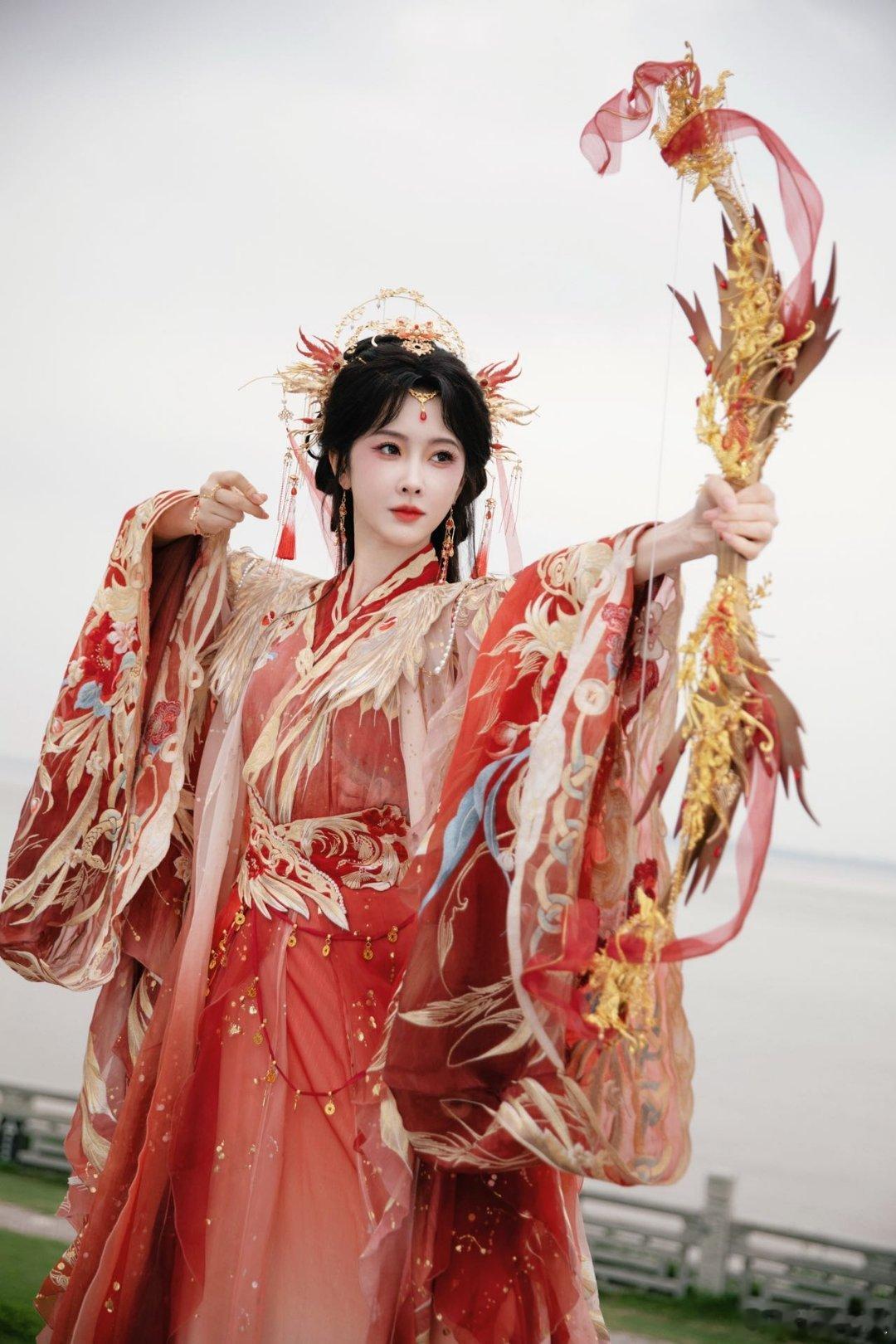 机会变少更要珍惜，每一个合适的项目都全力突破争取，认真搞事业的姐姐真的很有魅力。