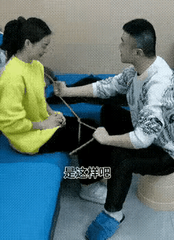 老婆会魔术，家中乐无穷。

晚饭后，夫妻互动环节来了。今天是魔术表演，老婆端坐在