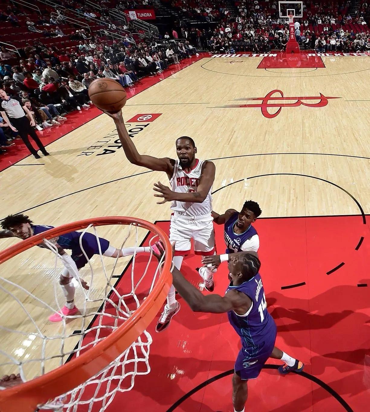 真是服了乌度卡了！打黄蜂就靠杜兰特一个人抡啊，对面万箭齐发的。球迷赛前都知道担心