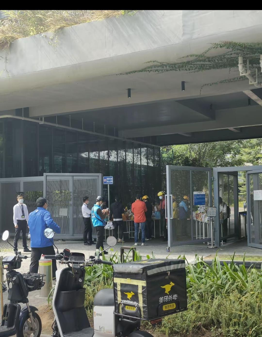 大清早遇到外国腔调外卖小哥，还回避籍贯问题？这事儿不是小题大做，是大家对“就业底