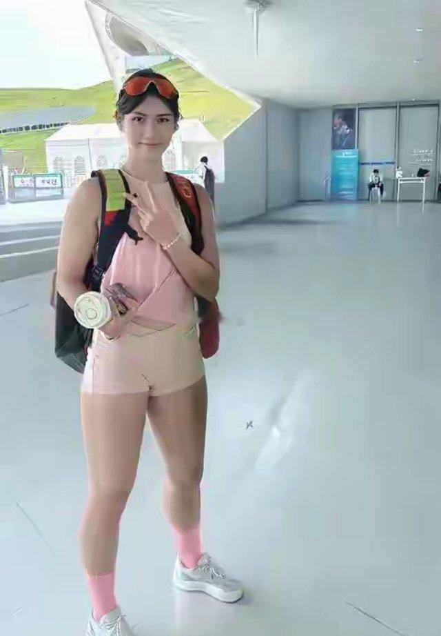 夏思凝这腿练得比吴艳妮还粗了，私下肯定没少下功夫！ 