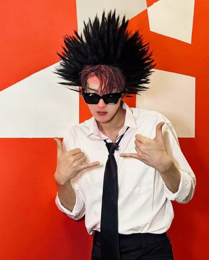 檀健次：如果你问我这次cos我负责哪一块？我负责抽象🕶️！