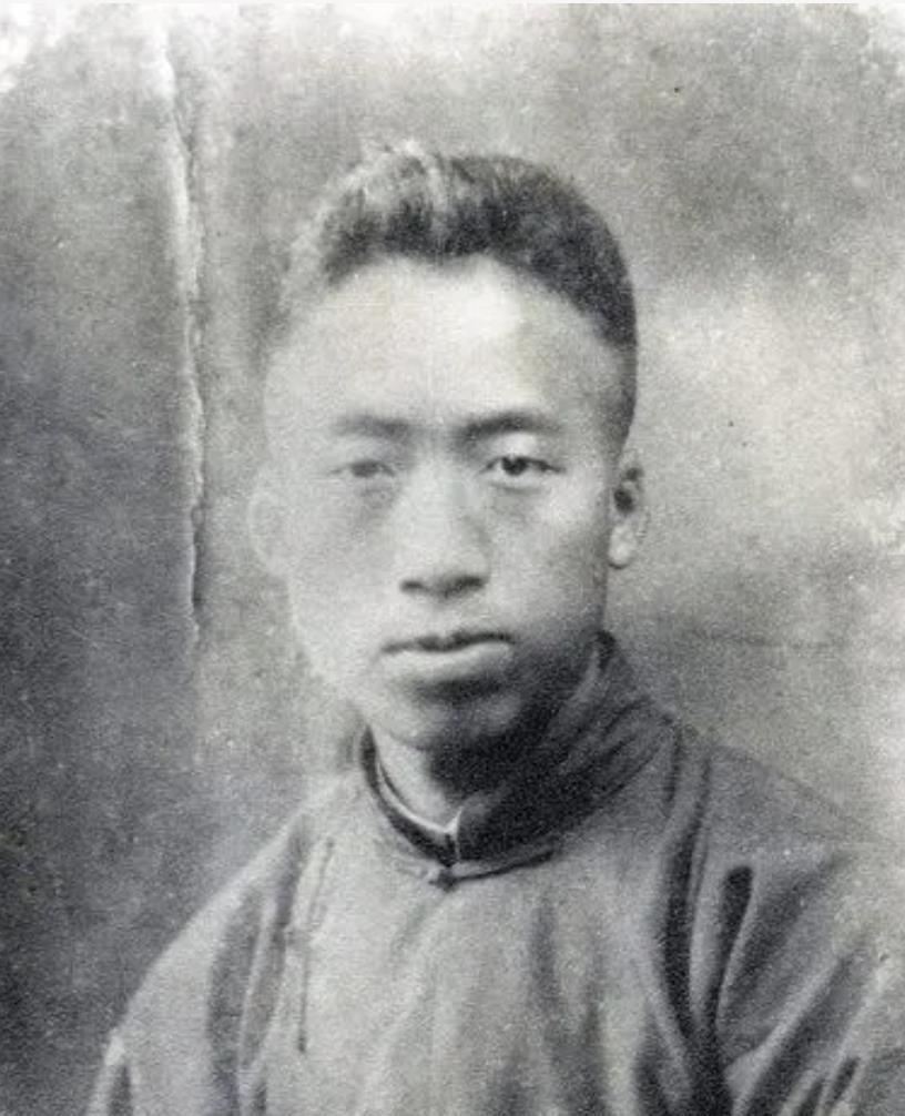 滕代远曾与彭德怀同为开国元勋，授衔时却意外落选，临终遗言仅写下两字
1948年1