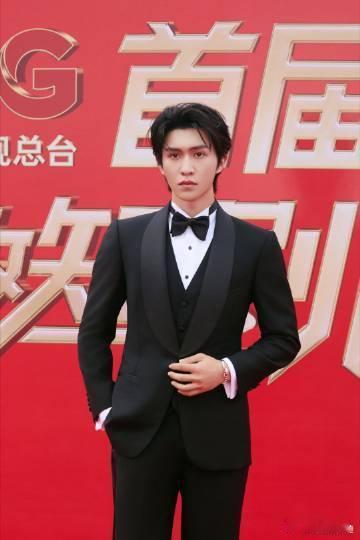 建议张集骏把西装焊身上 张集骏今天的红毯造型帅到掉渣，完全就是霸总的化身。央视频