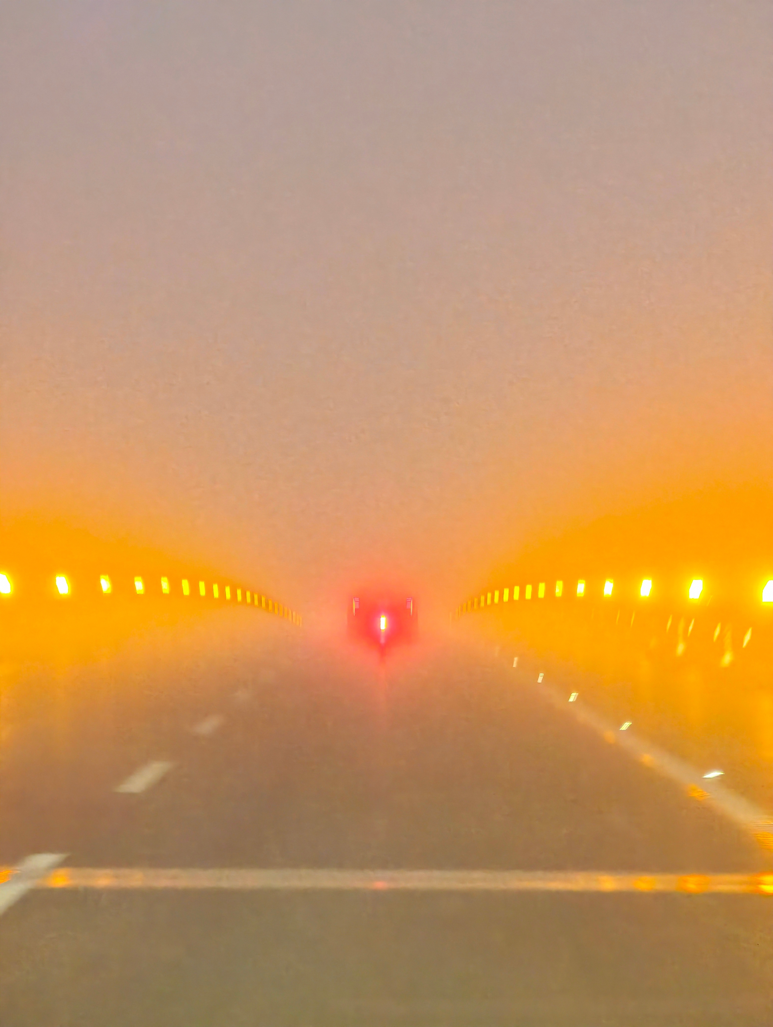 大雾天开车为什么必须开雾灯！你看看尾灯 vs 雾灯，尾灯亮度跟萤火虫差不多。 