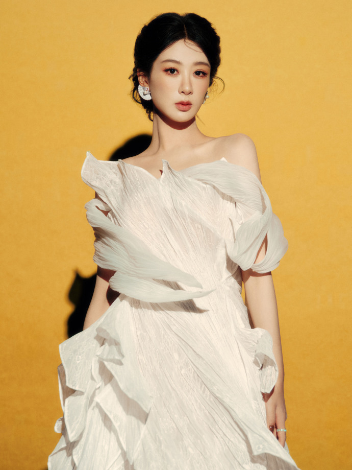 杨紫以白色大貂搭配亮片吊带白裙，大貂的纯净与亮片的闪耀互补，简约剪裁与精致装饰相