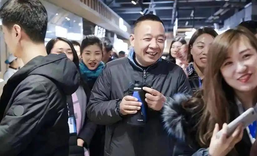我们党和国家的宗旨与目的是为人民服务，为人民谋幸福。我们的企业和企业老板也不应把