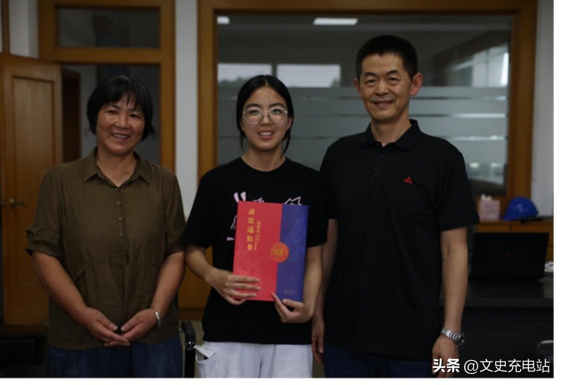 浙江1女大学生，2019年起每月准时收到1000元陌生转账，4年后，她被保送复旦