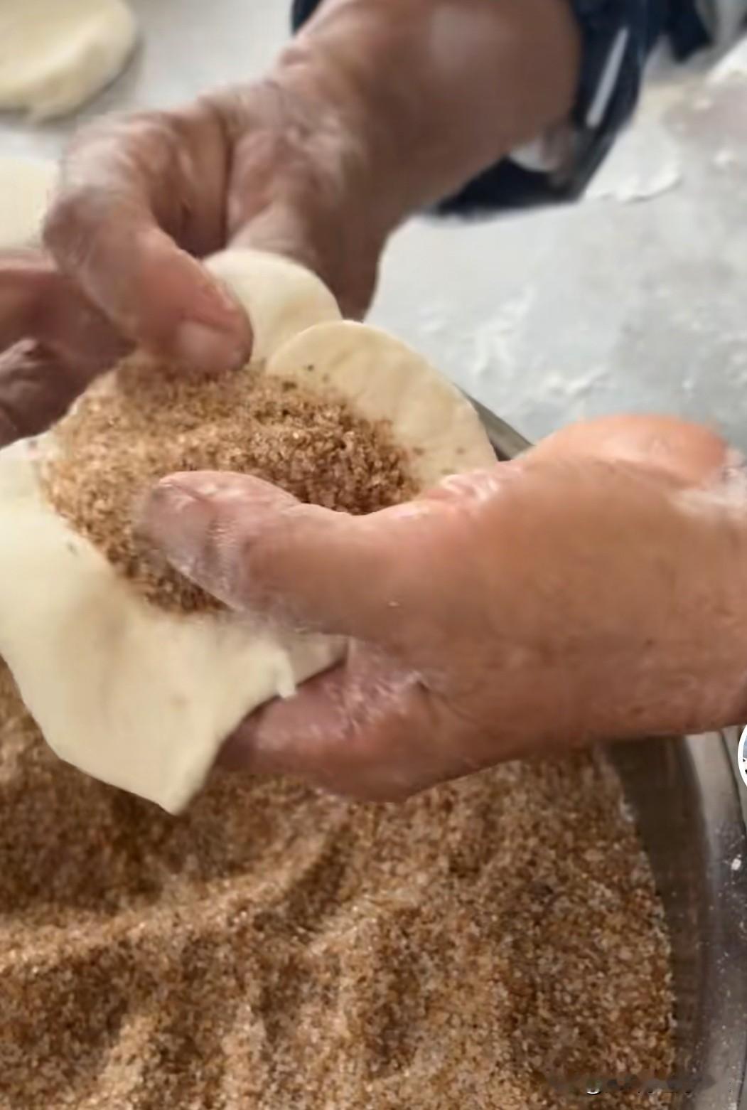 临近七月半，南通北三县（海安、如皋、如东）烧经会用到“扁食”，类似大馄饨包芝麻花