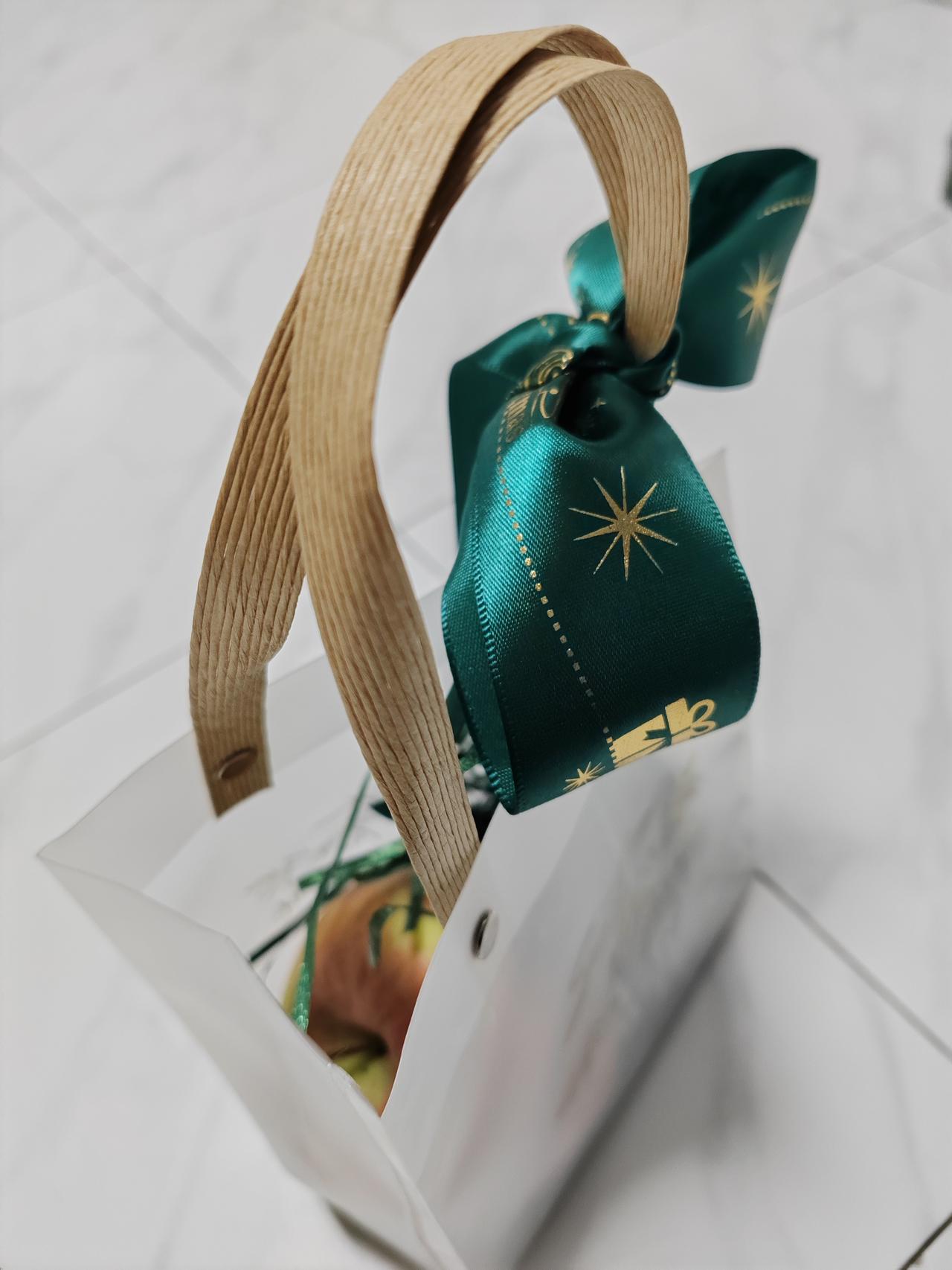 平安夜又称圣诞夜，即圣诞前夕(12月24日)，在大部分基督教会中是圣诞节日的一部