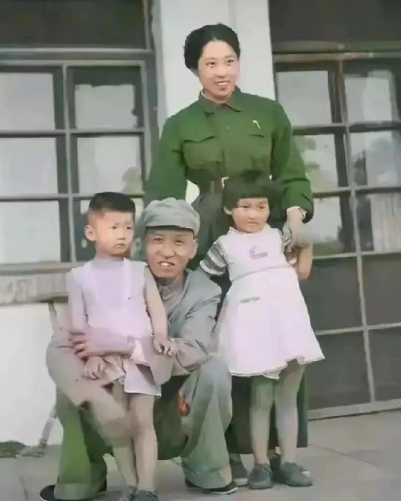 这是一张刘少奇同志和王光美同志的老照片！
值得一提的是，那个时候他们刚刚结婚不久