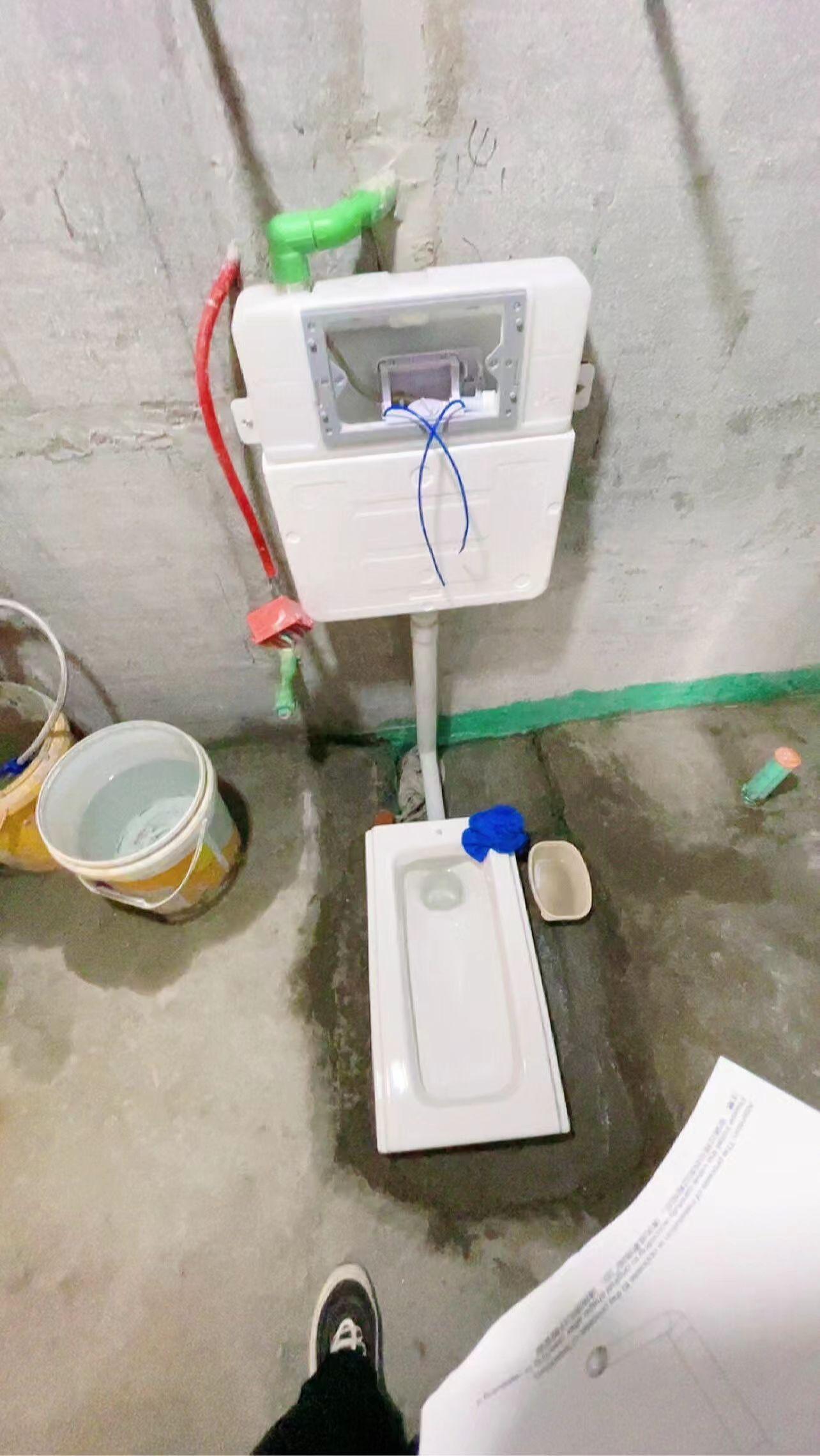 蹲便器隐藏水箱。贴砖之前要反复冲水试一下有没有任何问题再贴砖。
