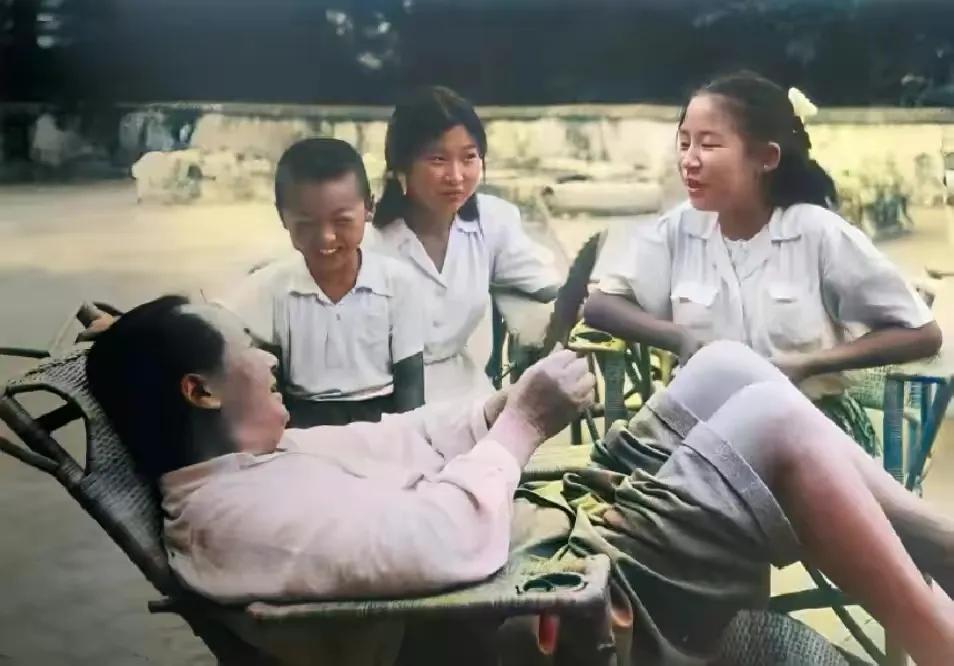 伍绍祖回忆：妈妈在中南海养鸭，我们抓鱼，毛主席宣布晚上会餐。

伍绍祖的父亲伍云