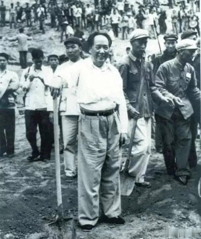 劳动者最光荣，劳动者最伟大，劳动者最可敬！1958年5月，毛主席、周总理、朱委员