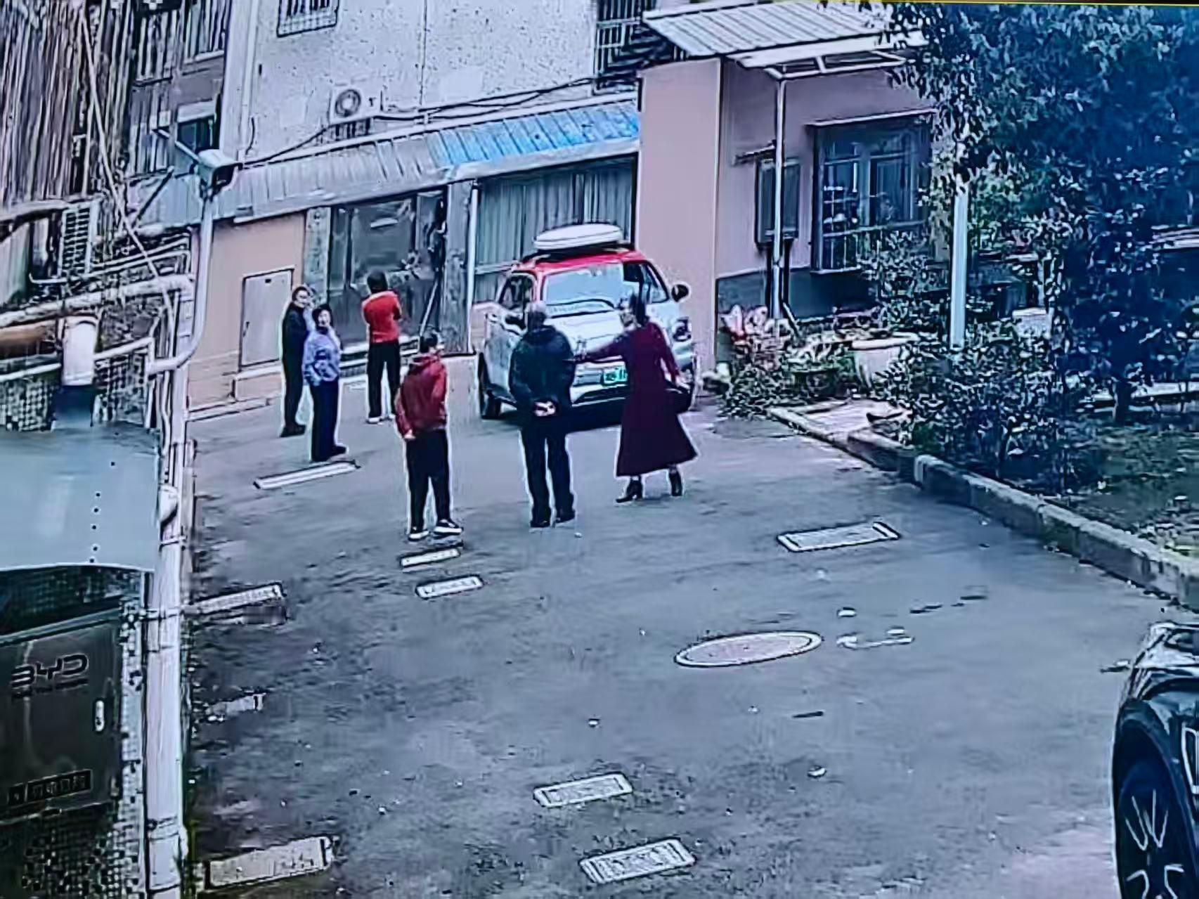 宁波年轻党员暖心相助迷路老人平安回家 宁波慈溪年轻党员、微网格员葛孝亮，在小区内