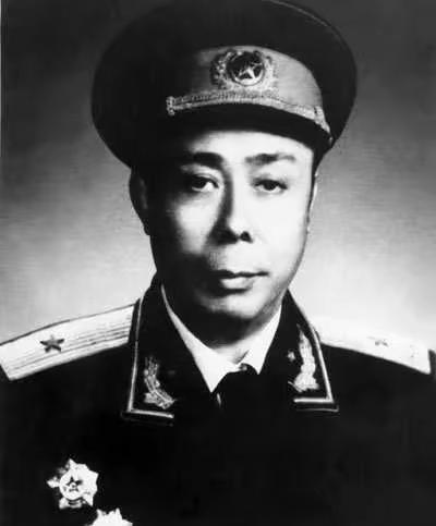 1949年，18军副参谋长率部运粮时，被大批土匪包围，一夜血战后，他却给上级发报