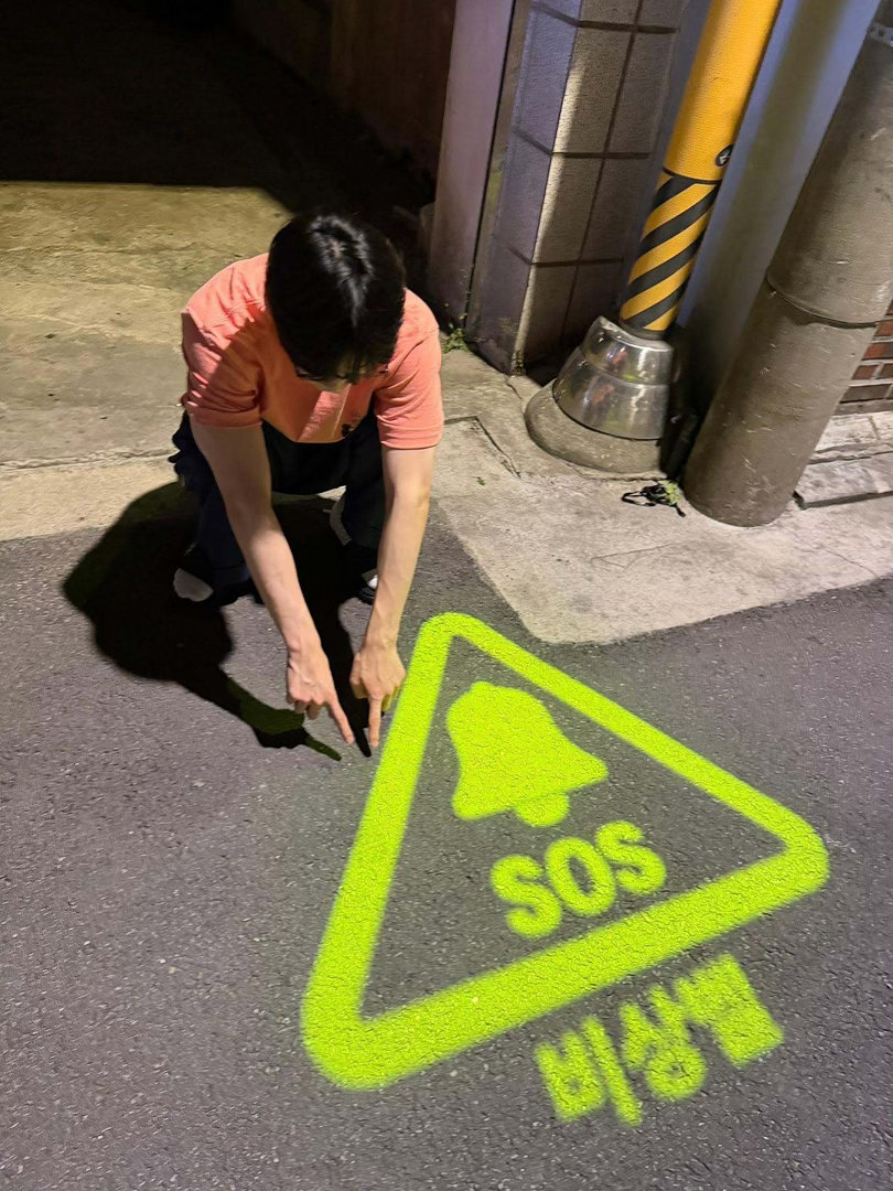 终于露脚了 她的意思是她的尿也这么黄吗