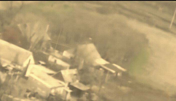 降维打击！俄军多枚航空炸弹，命中乌军无人机小组住据点房子，位于第聂伯罗彼得罗夫斯