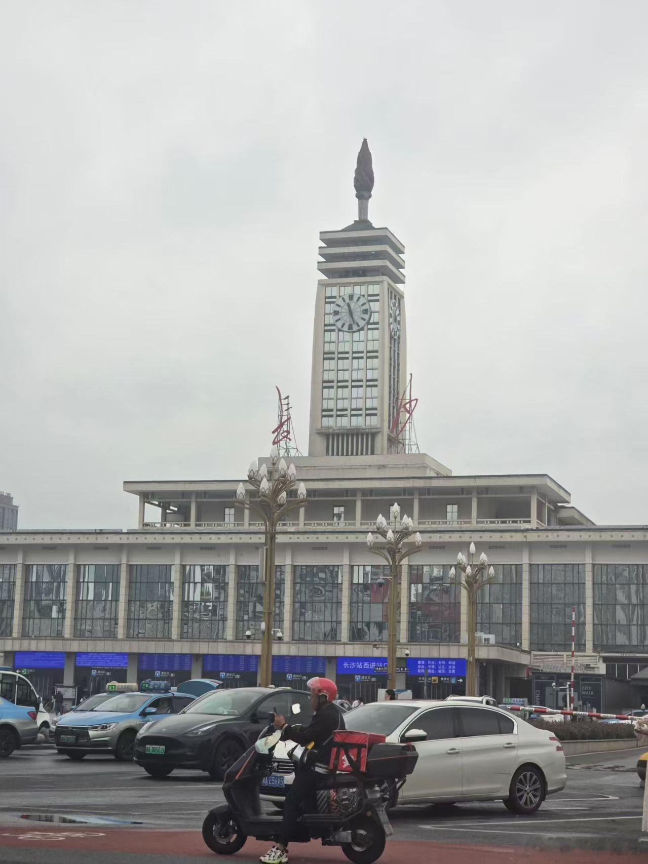 长沙老火车站跟石家庄火车站的造型好像啊。 ​​​
