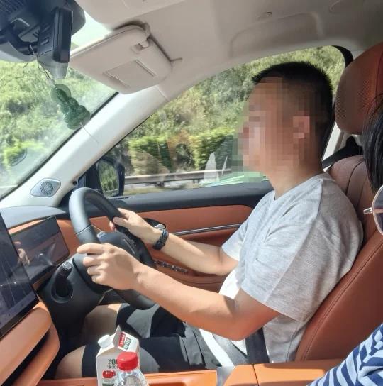 好消息:昨天没抢到副驾的我，今天终于坐上副驾了
坏消息:两个多小时的车程大哥非要