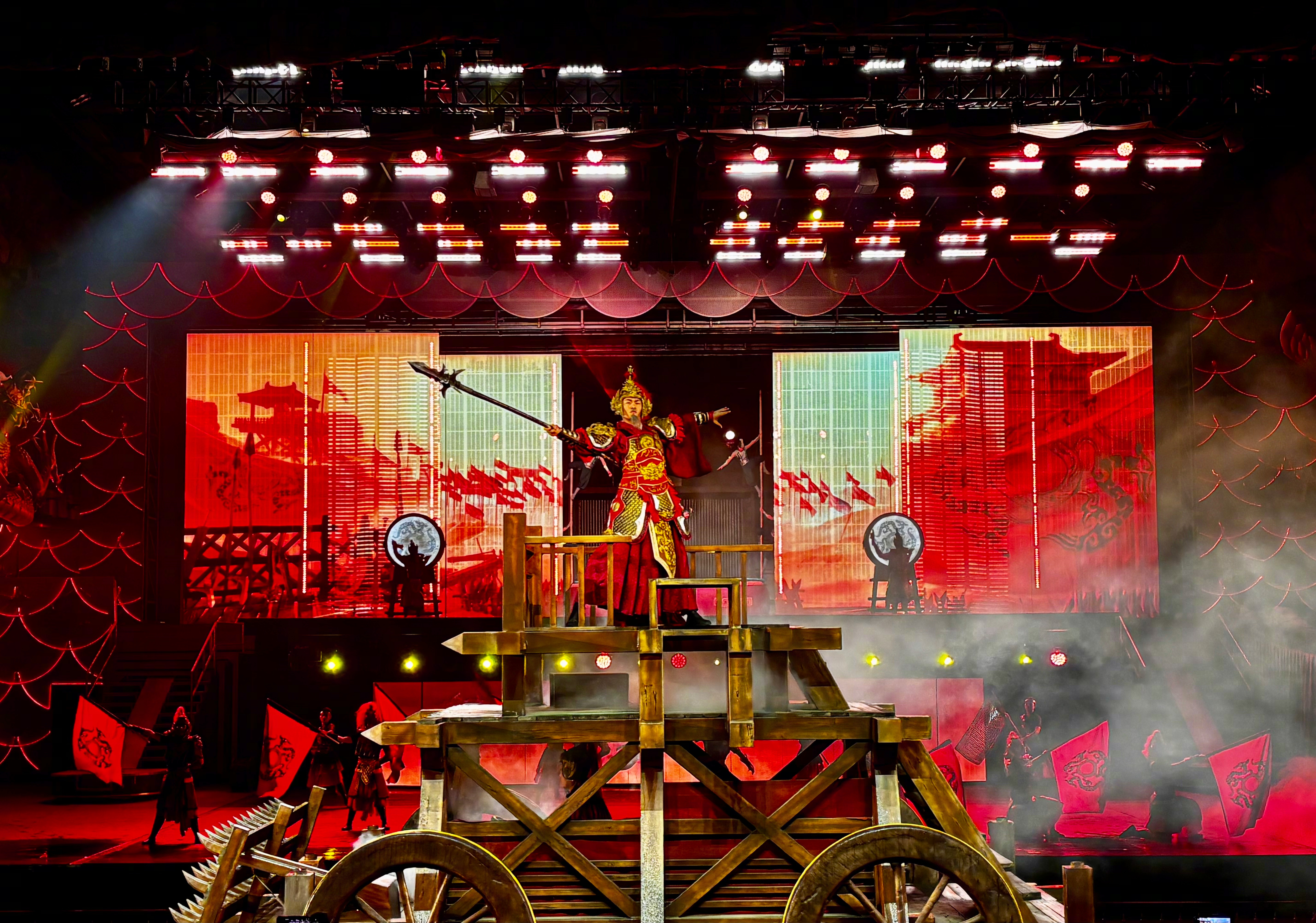 昨晚没去凑闹市的热闹，反倒躲进锦绣中华，赴了一场灯火之约。53万㎡的灯海漫开来，