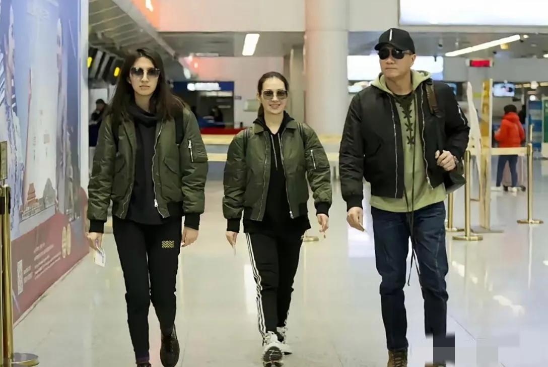 胡军携妻子女儿出镜：三个人齐齐整整都戴着墨镜，穿着机车风夹克服，看上去又酷又飒又