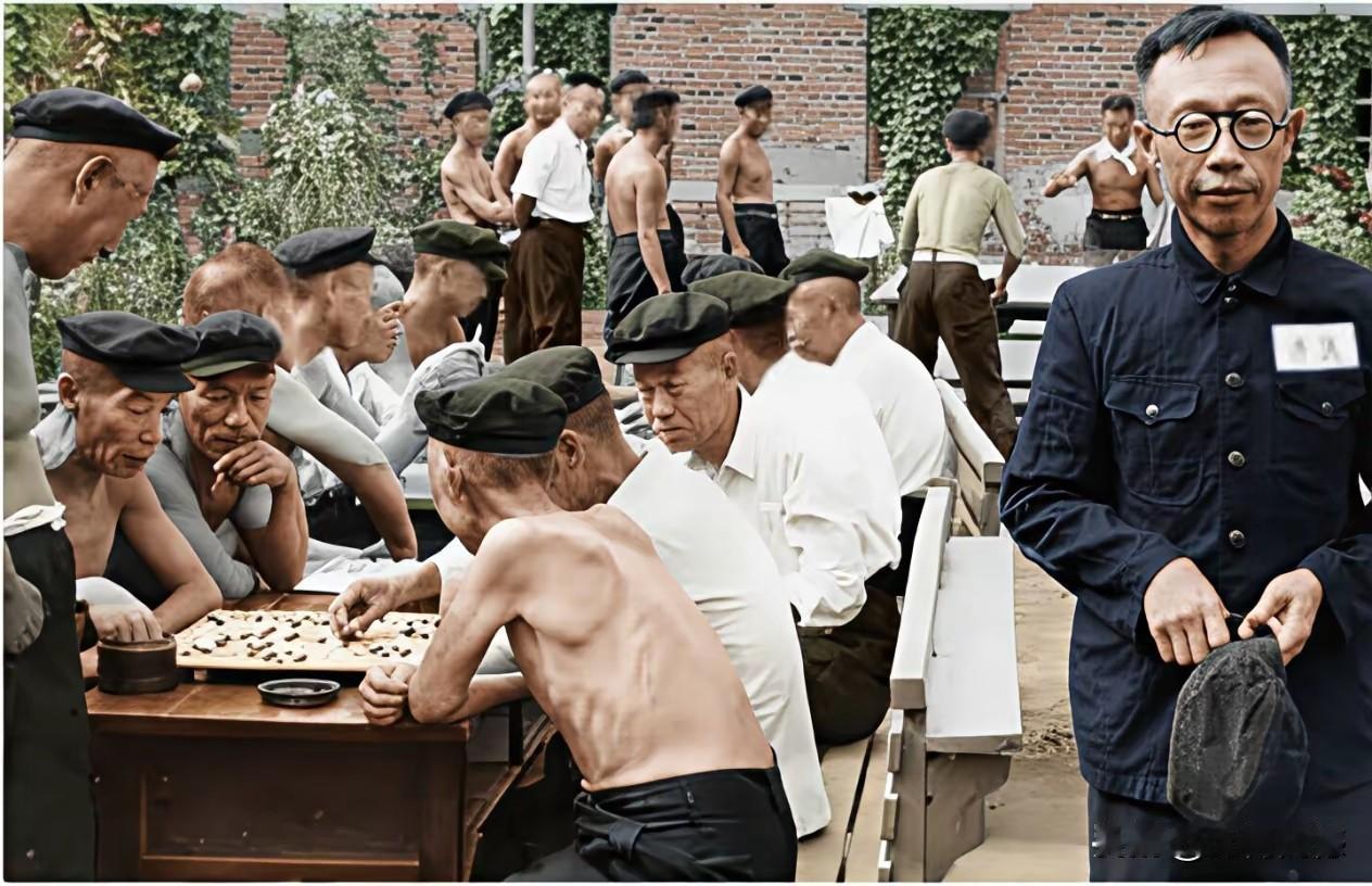 溥仪当年在在抚顺监狱里的情景，看这季节应该是夏天，其他人穿的都非常少，有的甚至光