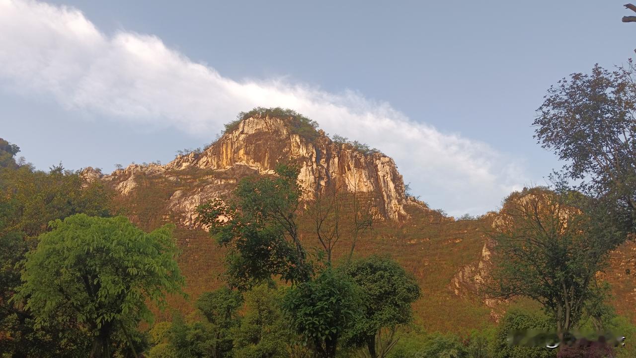 我的下联是：日出满山辉。