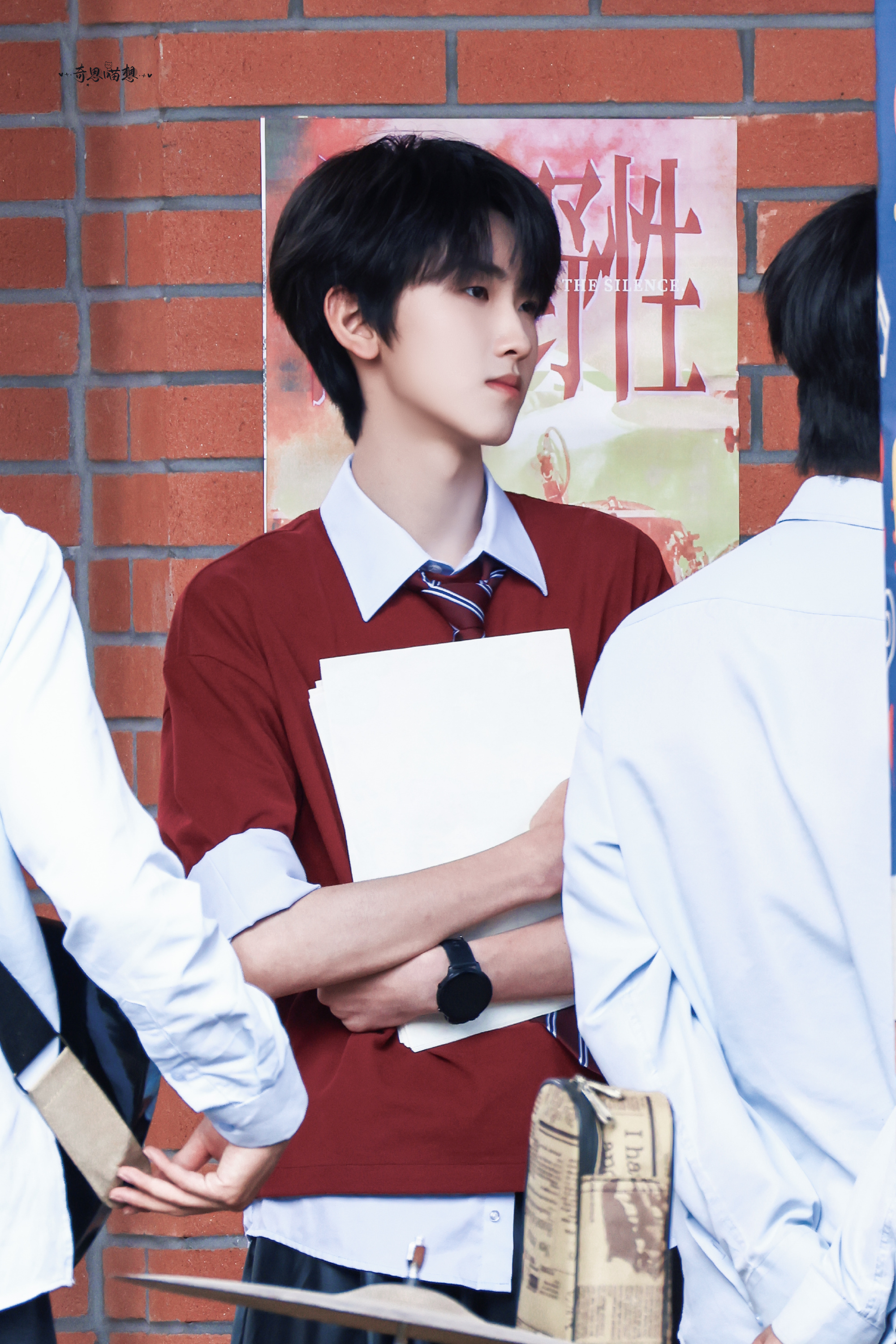 左奇函红衣领带造型左奇函音乐社纳新  左奇函今日红衣领带造型，社团招新日，就问有