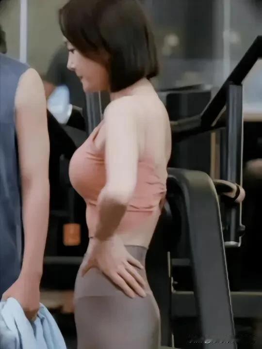 这姐应该医美，我们知道“哪里需要填哪里，哪里多余抽哪里”的原理。通过填充或抽取多