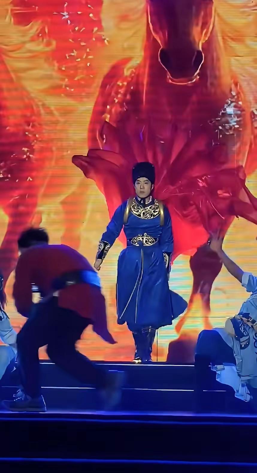 46岁亿万富豪穿古装蹦迪，谢萌砸碎了“有钱人就该端着”的虚伪剧本！

广州正佳广