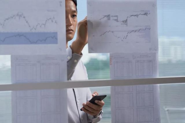 东方甄选卫生巾上线时，董宇辉也发力自营了