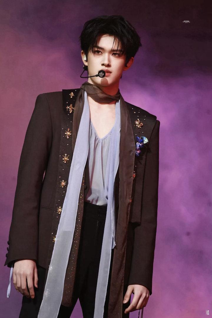 张极脸蛋天才来的 清爽容貌自带少年气场，面部线条完美精致，神态灵动气质出众，浓颜