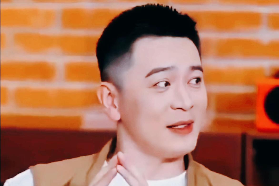 中国篮球最新动态，知名体育媒体人付政浩透露：杨鸣指导坦言如今教练员工作压力巨大，