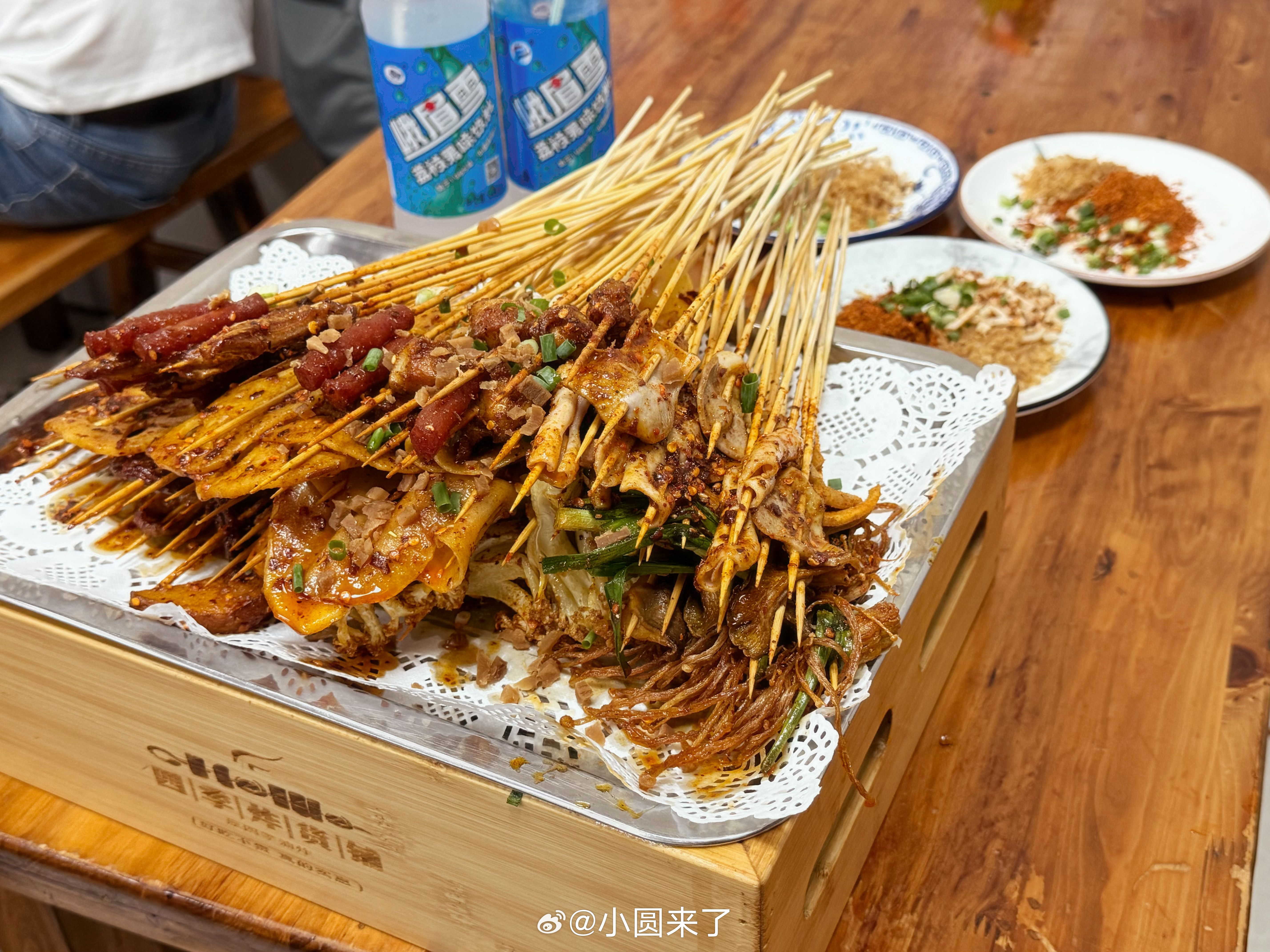 深夜的乐山油炸小串配冰镇峨眉雪 乐山·四季炸货铺·油炸串串(总店)