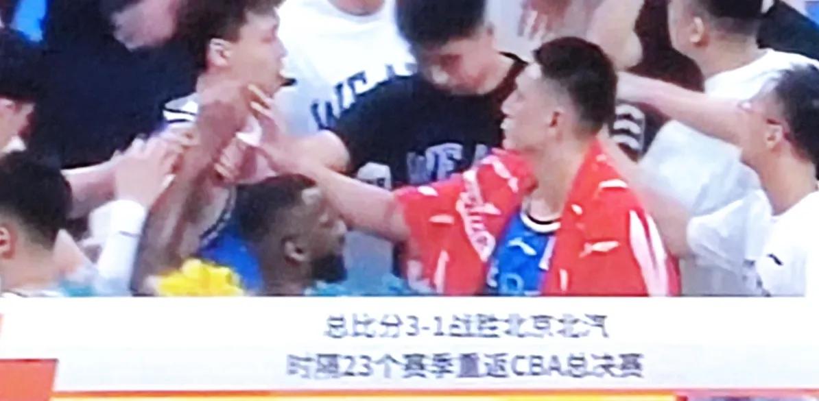 北京85-99上海，两队都称银河战舰，看来上海队的这艘排水量更大。
北京队上下半