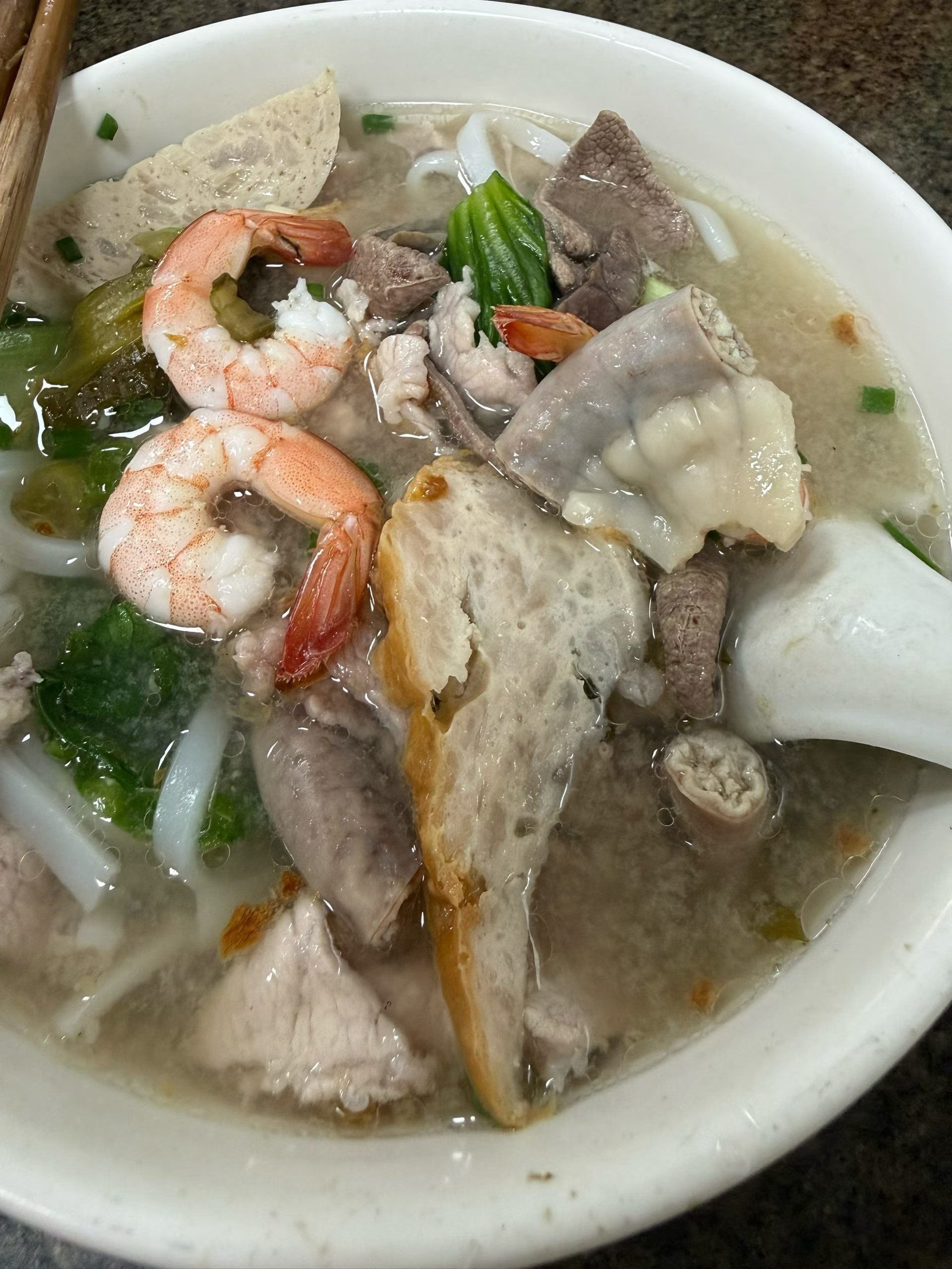 这一碗海鲜猪杂粉，料很足，30块，大家觉得值吗