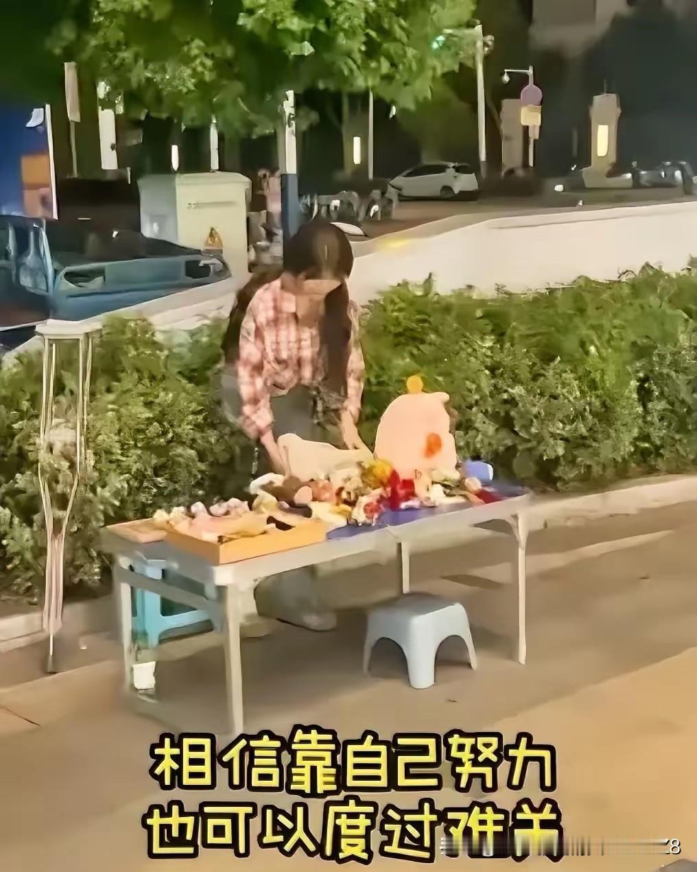 2021年，女孩骨癌，被父亲嫌弃是累赘，与她断绝了所有联系，女孩为了活命，病情好