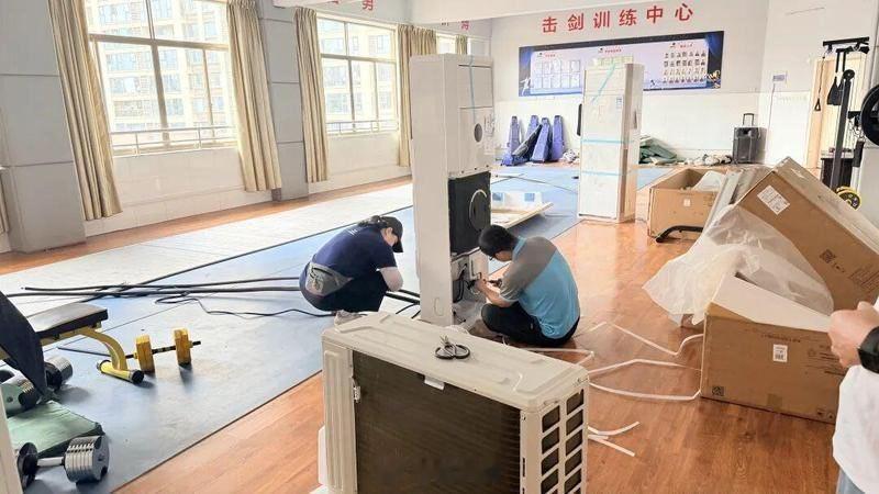 东阳身边事 近日，浙江远疆置业投资有限公司向银田小学捐赠4台全新空调设备，用于学
